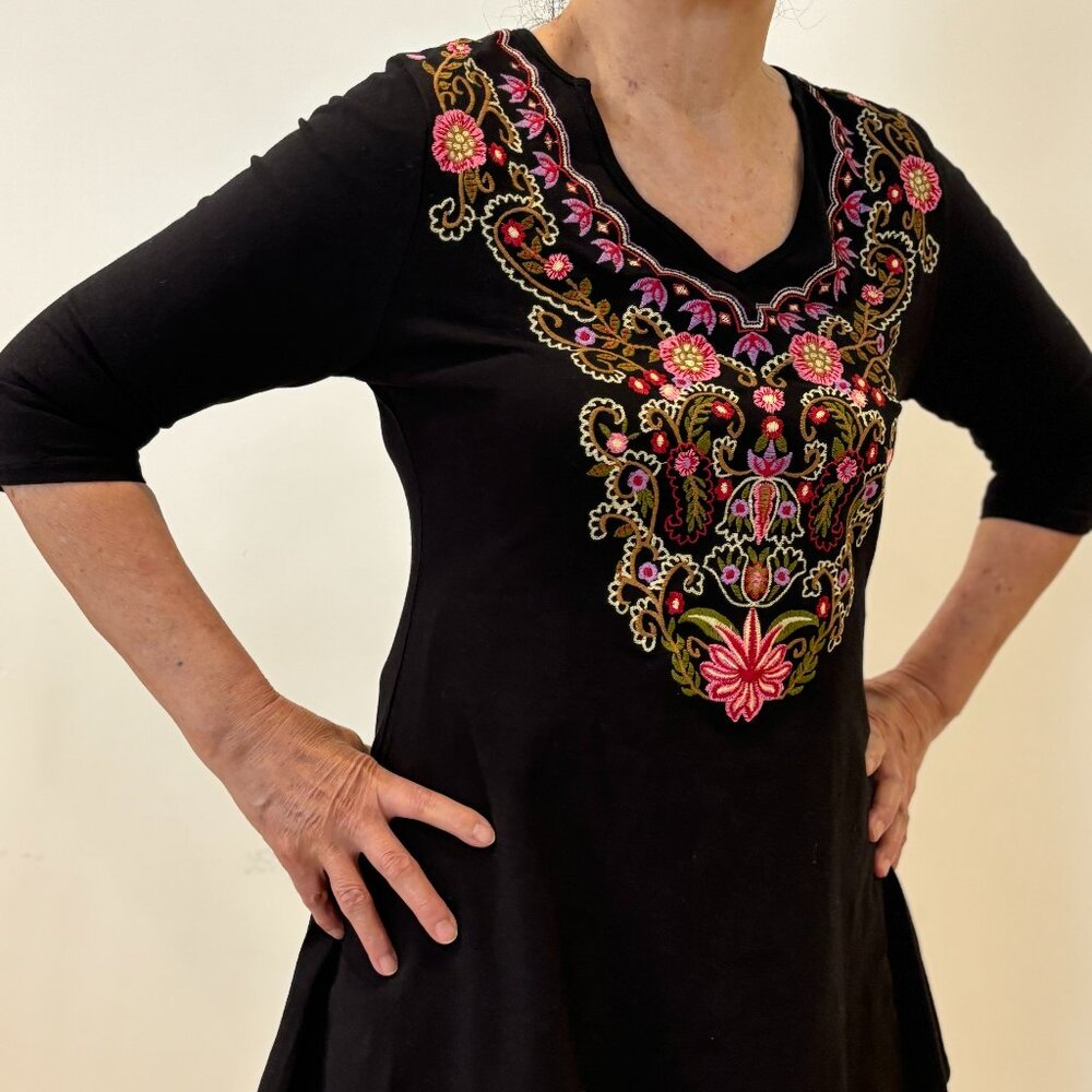Embroidered black tunic with a Bohemian flair, 3-4 sleeves, S